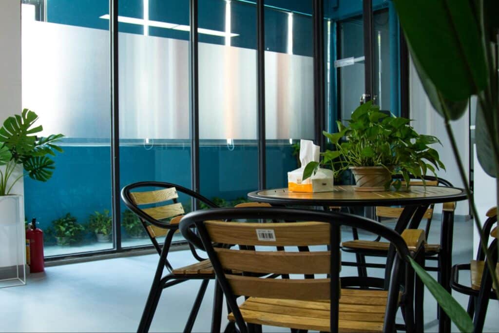 How to Use Glass in an Office to Create a Positive Working Environment_2