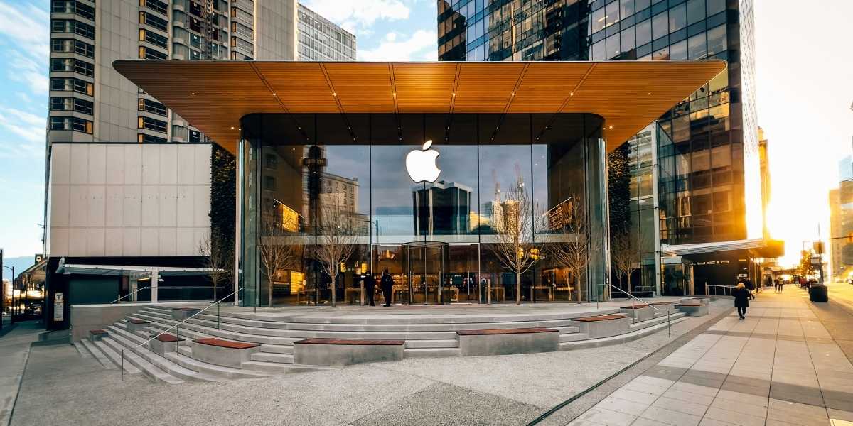 Silicon Valley Buzzes Over Apple CEO Succession Plans 