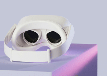 Exploring the Risks of Using VR Goggles Outdoors