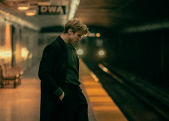 The Commute Conundrum: Do CEOs Lose Respect by Choosing to Commute?