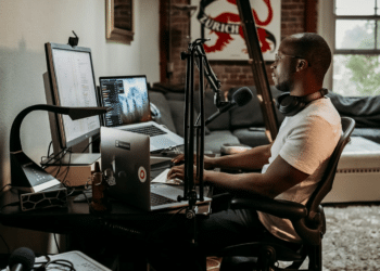 Podcasting as a Mainstream Medium: Redefining Modern Entertainment