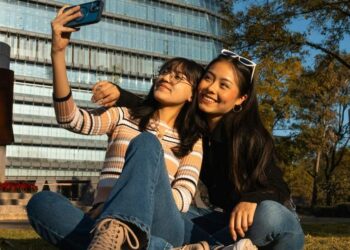 How Digital Photo Frames and Friendship Lamps Redefine Shared Memories