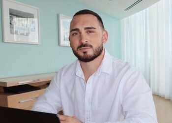 AI-Driven Insights: Redefining Online Education and Marketing Strategies