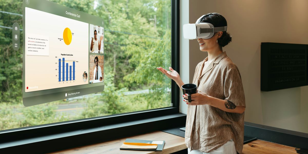 How Virtual Reality is Enhancing Learning and Training Experiences