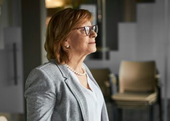 CEO's Tightrope Walk: How to Balance Vision and Execution