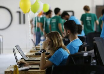 Why Startup CEOs Should Consider Prioritizing Growth Hacking