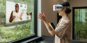 How Virtual Reality is Enhancing Learning and Training Experiences