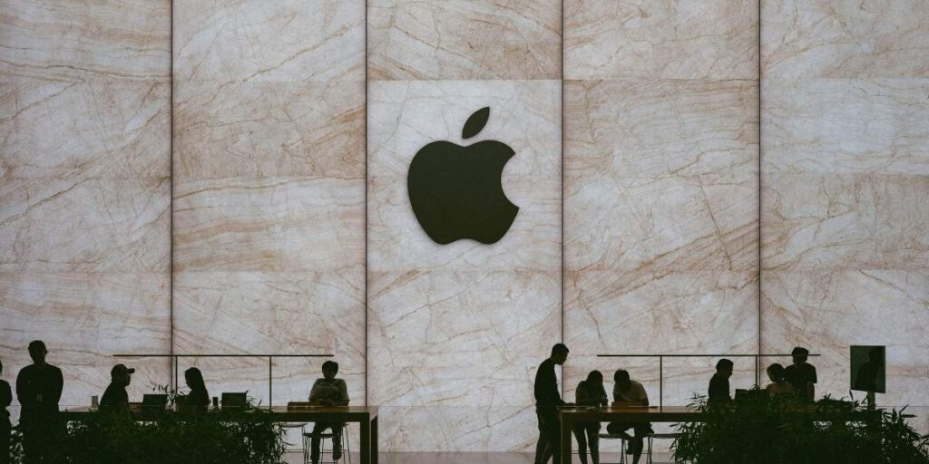 Silicon Valley Buzzes Over Apple CEO Succession Plans
