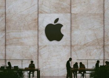 Silicon Valley Buzzes Over Apple CEO Succession Plans