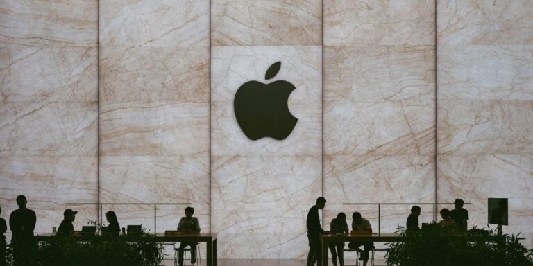 Silicon Valley Buzzes Over Apple CEO Succession Plans