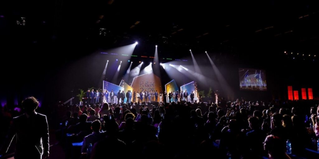 Human Connection in a Digital Age Smart Circle’s 45-Year Journey to Becoming a Leader in Face-to-Face Sales