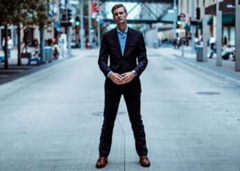 First Impressions in High-Stakes Meetings: The 7-Second Rule