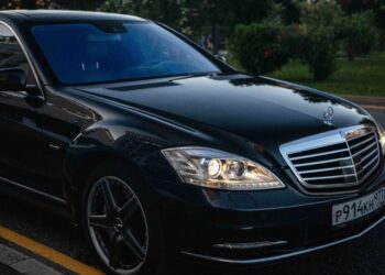 Why C-Suite Executives Are Ditching Rideshare for Dedicated Car Services