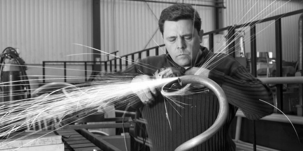 Aitor Juan Urdangarin Unzueta Elevates Steel Sculpture to National Attention with Rodeando el Espacio