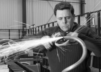 Aitor Juan Urdangarin Unzueta Elevates Steel Sculpture to National Attention with Rodeando el Espacio