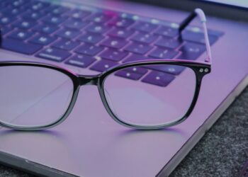 Blue Light Glasses for the Modern Office: How to Protect Your Eyes at Work
