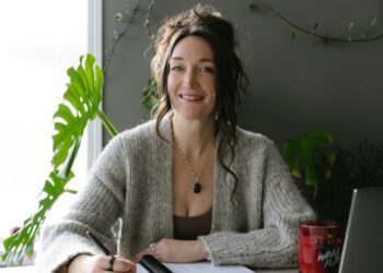 What If Your Fear Is Just Your Intuition in a Bad Mood? Meet Jillian MacKenzie, the Coach Helping High Achievers Lead from the Inside Out