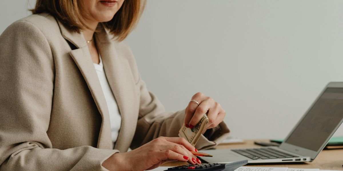 How to Manage Cash Flow Gaps With Online Working Capital Funding