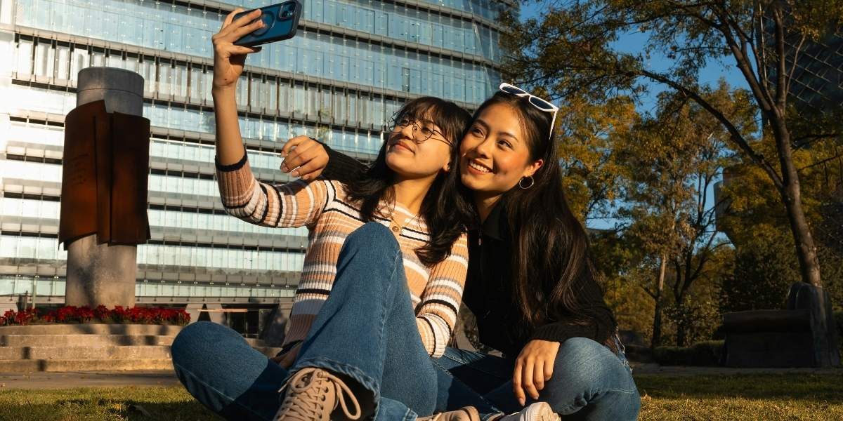 How Digital Photo Frames and Friendship Lamps Redefine Shared Memories