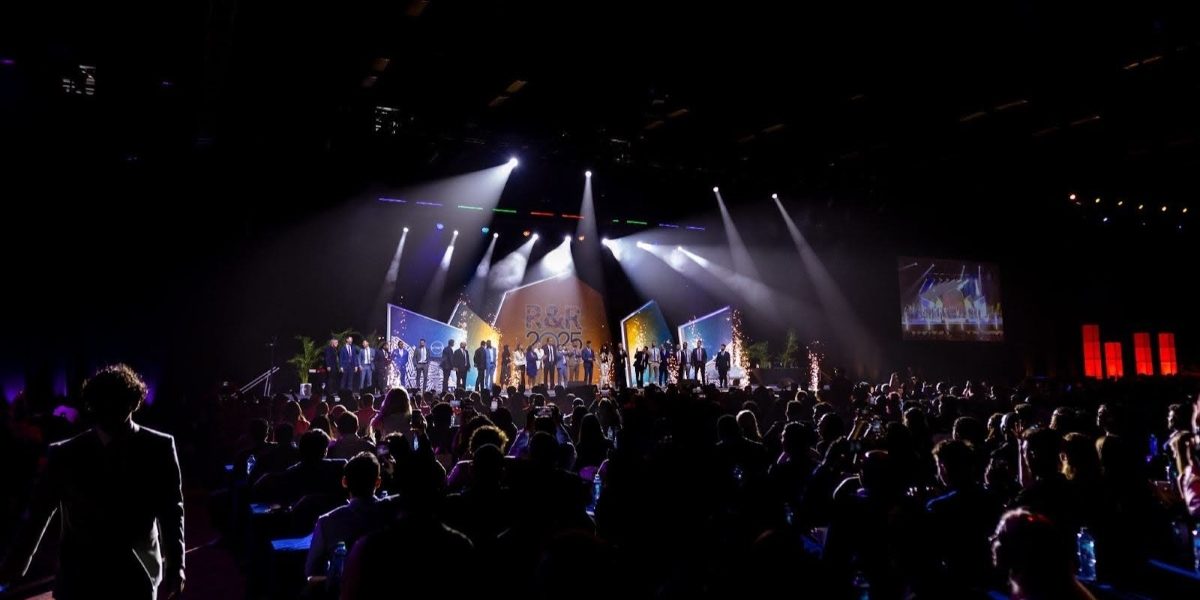 Human Connection in a Digital Age Smart Circle’s 45-Year Journey to Becoming a Leader in Face-to-Face Sales